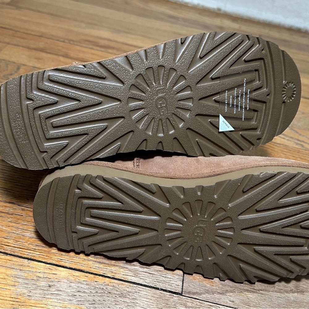 Brand New UGG Women's Classic Mini boot - Picture 3 of 6